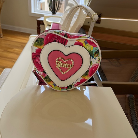 JUICY COUTURE MINI PURSE.  CAN BE WORN AS A CROSS BODY BAG ALSO. - Picture 3 of 7